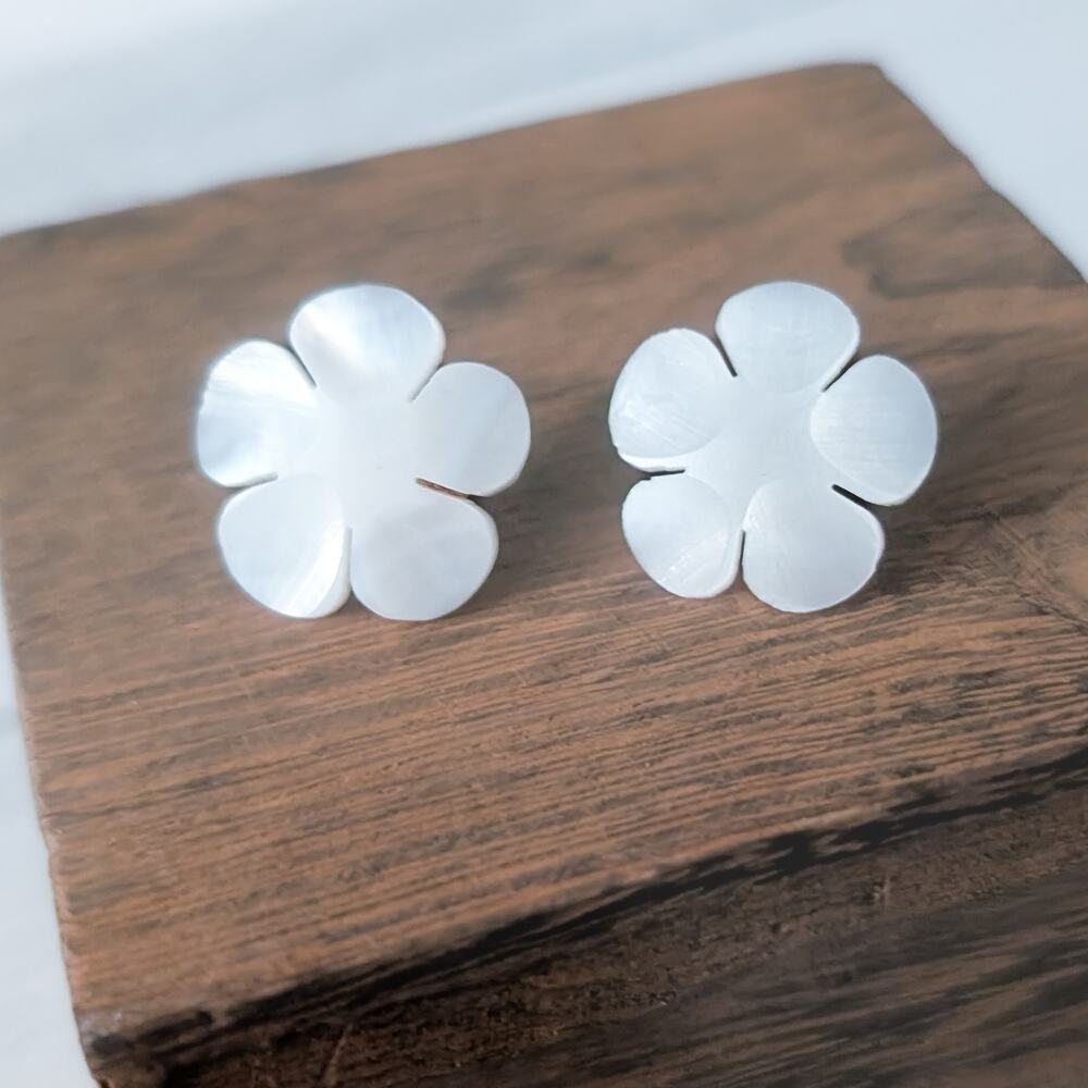 White Mother of Pearl? Flower Shape Stud Earrings 7/8"
